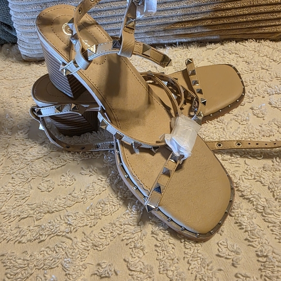 NWT - Women's Tan Studded Sandals - 9 - Picture 3 of 6
